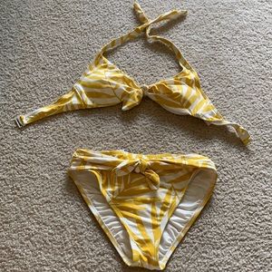 Gorgeous 2 piece bathing suit!